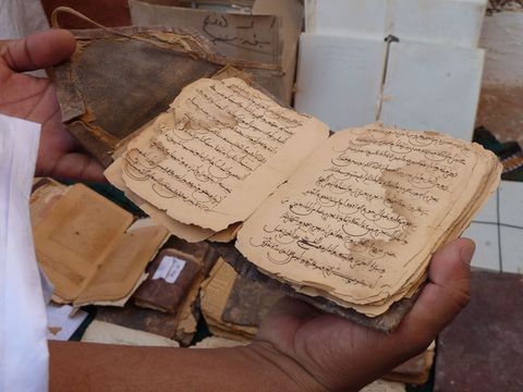 مخطوطات شنقيط.. إرث حضاري وإسلامي وسط الصحراء